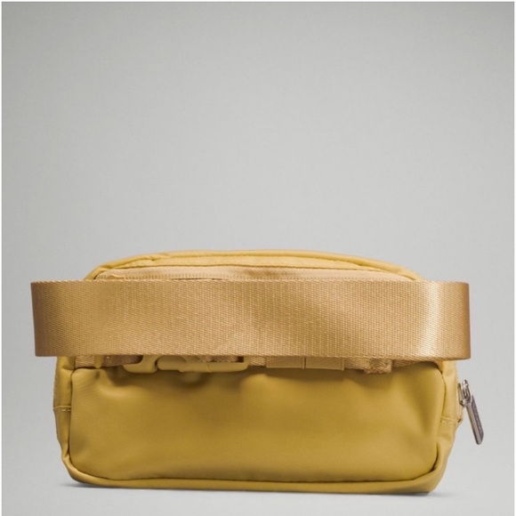Lululemon everywhere belt bag, Extended strap, golden sands, OS - Picture 6 of 7